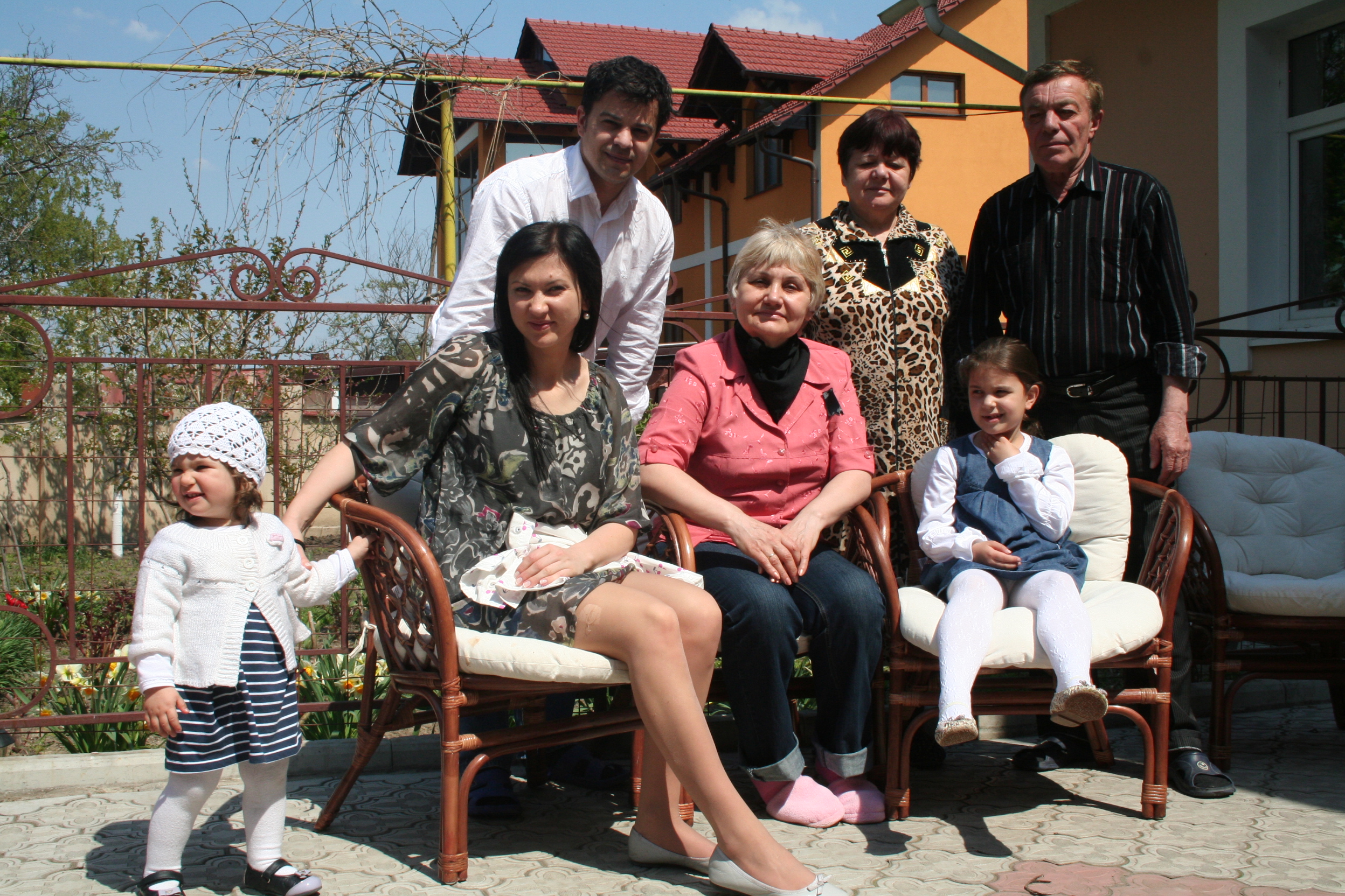 Nanasii si Andrei cu familia